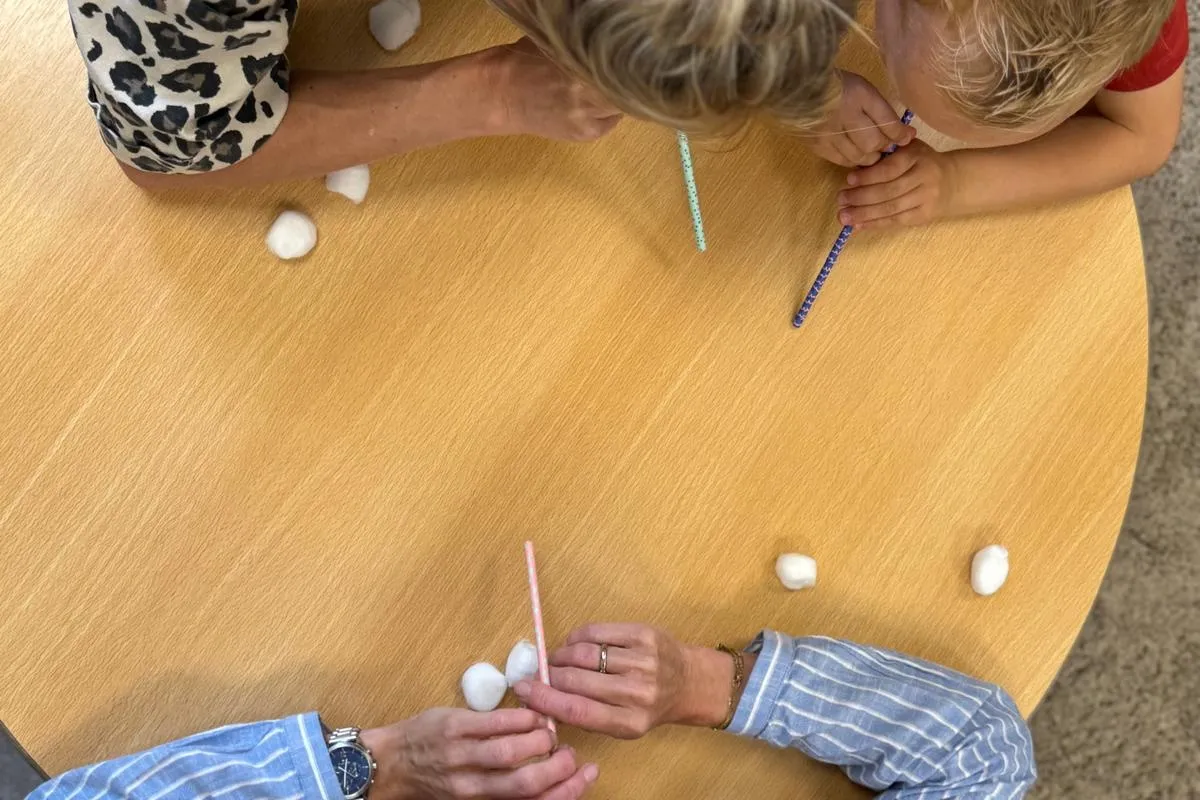 Moeder en zoon bij theraplay