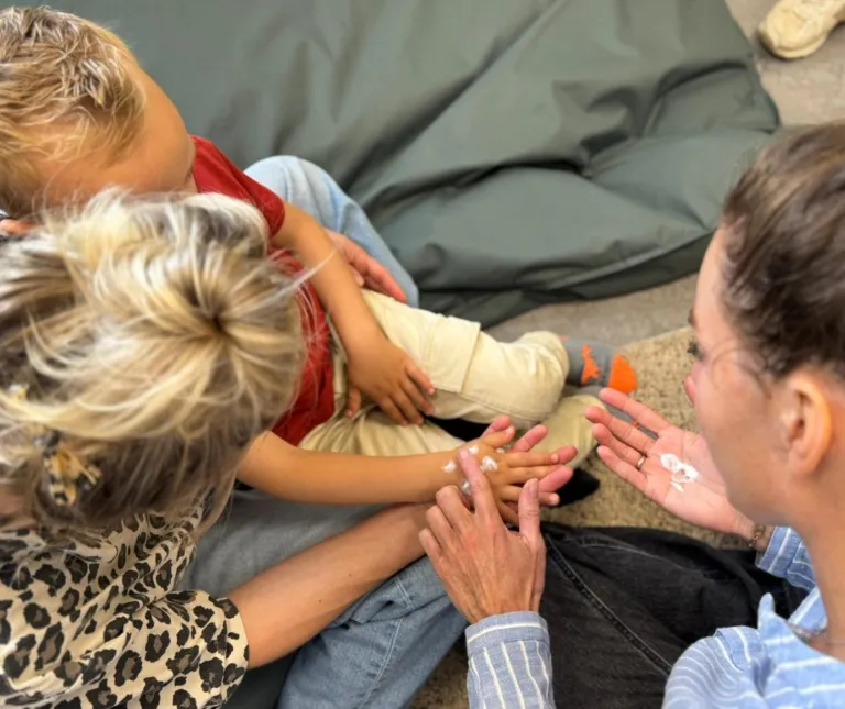 Moeder en zoon bij theraplay